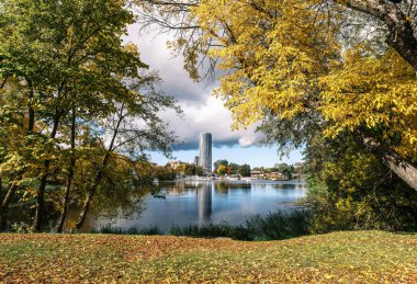 Letonya 'daki Riga şehrinin Daugava nehri üzerindeki panorama manzarası