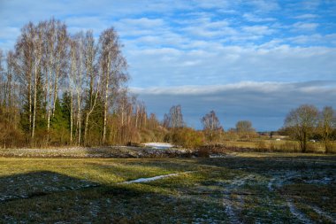 Kışın soğuk su ve karla donmuş tarım arazileri
