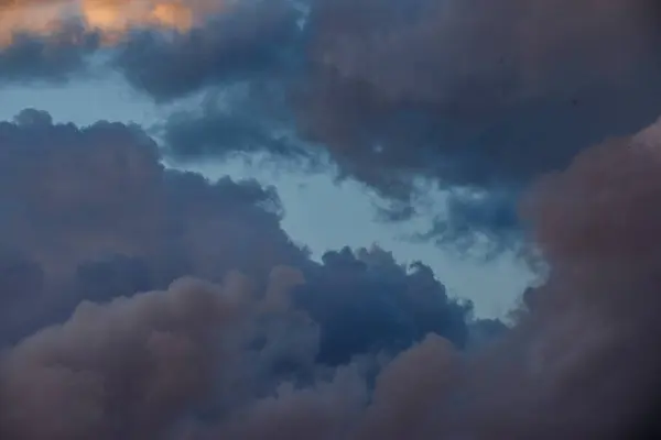 Yazın Beyaz Fırtına Bulutları Mavi Gökyüzü Arkaplan Zıt Dokusu - Stok İmaj