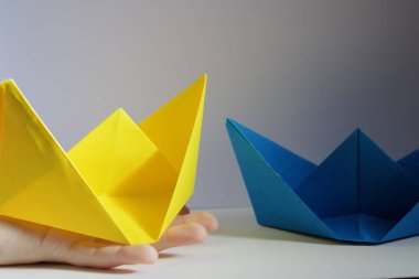 Beyaz arkaplanda origami kağıt tekne