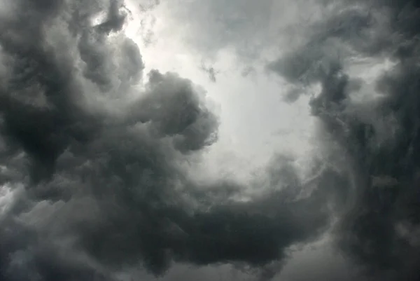 Threatening Dark Clouds Covering Sky — Stock Photo, Image
