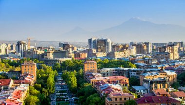 Erivan şehri ve Ermenistan 'daki Ararat Dağı.