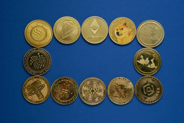 Vielzahl Von Kryptowährungen Die Ein Rechteck Auf Blauem Hintergrund Bilden — Stockfoto