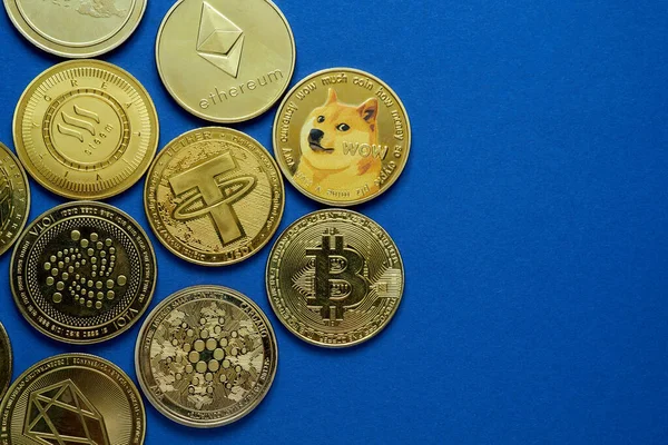 Vielzahl Von Kryptowährungen Mit Blauem Hintergrund Und Kopierraum — Stockfoto