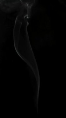 Dikey biçimde siyah bir arkaplanda dumanla oluşturulan şekiller