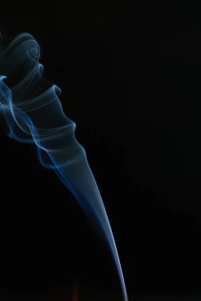 縦に黒を背景に煙で作られた形状 — ストック写真
