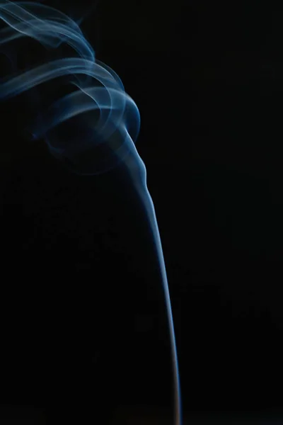 Tvary Vyrobené Kouře Černém Pozadí Svislém Formátu — Stock fotografie