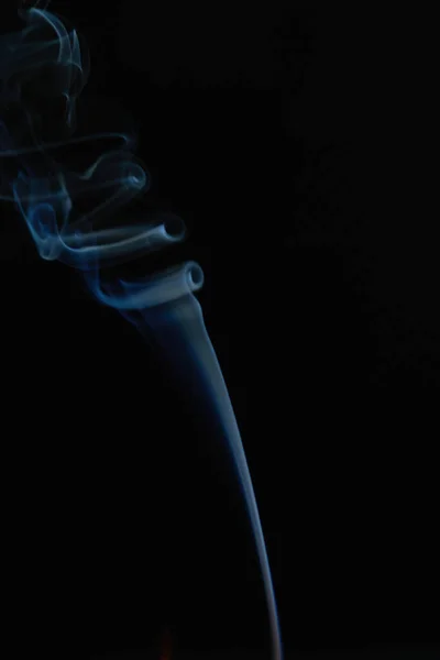 Tvary Vyrobené Kouře Černém Pozadí Svislém Formátu — Stock fotografie