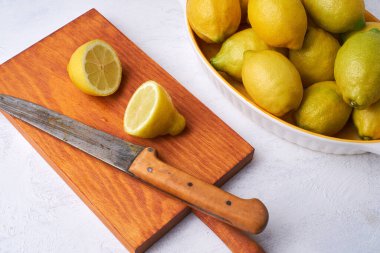 Limonlar yakın çekim. Sağlıklı gıda konsepti, vitaminler, turunçgiller. Taze sıkılmış meyve suları. Metin için yeri olan meyveler. İyi beslenmeye ihtiyaç vardır..