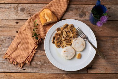 Köy ahşabında mantarlı lezzetli ve sağlıklı hake dilimleri.