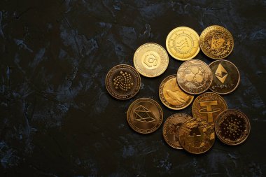 Yukarıdan gelen koyu dokulu arka plan ve görüntüye sahip şifreleme para birimlerinin çeşitliliği