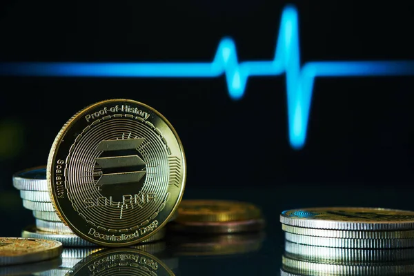 Altın Solana kripto para biriminin daha fazla madeni para ile çevrili yakın plan ve mavi renkli bir arkaplan