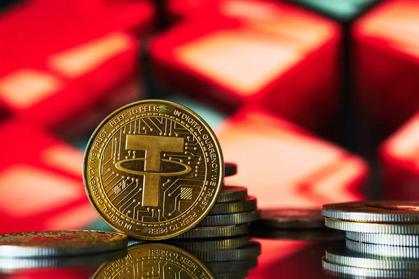 Kırmızı ve siyah soyut arkaplan ile bağlayıcı madeni parayı vurgulayan çeşitli altın kripto birimleri