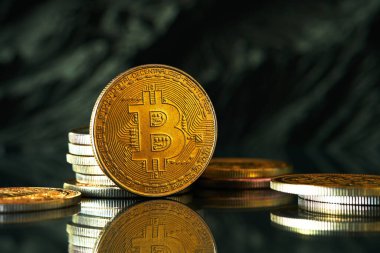 Altın bitcoin kripto para birimini kapat, koyu dokulu arkaplan ve boşluğu kopyala