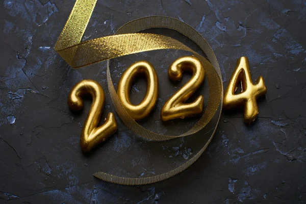 2024年新年的简单照片 金色的数字和深色的水平背景 — 图库照片