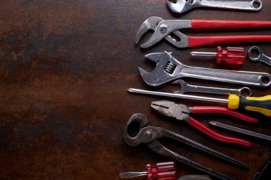 Bütün aletler ahşap masa arkasında ev yapımı malzemesi sağlıyor. İnşa aracı tamir ekipmanları.