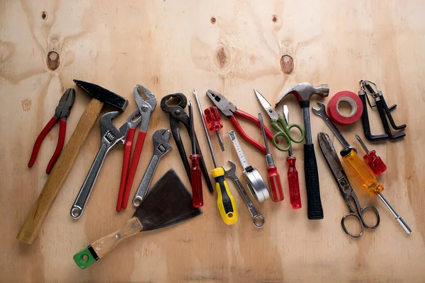 Bütün aletler ahşap masa arkasında ev yapımı malzemesi sağlıyor. İnşa aracı tamir ekipmanları.