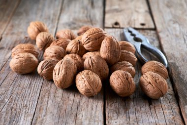 Köy ahşap masada ceviz ve eski metal fındıkkıran.