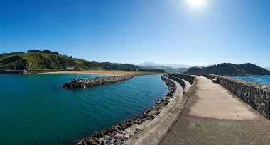 Zumaia limanındaki Bocana Panoramik, mavi gökyüzü, Bask ülkesi, İspanya