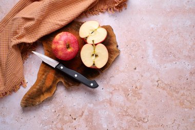 Lezzetli kırmızı elmalar, tahta tahtada bir kesik, yukarıdan yazı ve manzara için boşluk