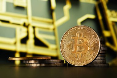 Bulanık bilgisayar baskılı devre arka planına sahip Altın Bitcoin kripto para biriminin kapatılması