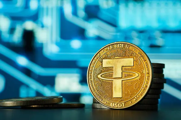 Bilgisayar baskılı devre kartlarının bulanık arkaplanına sahip Altın Bağlayıcı kripto para biriminin kapatılması