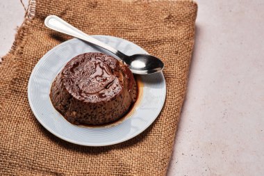 Lezzetli bir kahveli turtaya yakın çekim. Dokusunu vurgulayan ve uzayı kopyalayan tatlı.