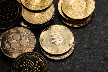 Solana kripto para birimi çeşitli altın kripto para birimleriyle çevrili.