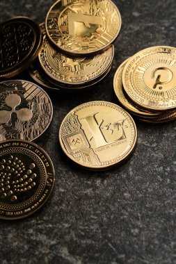 Litecoin kripto para birimi çeşitli altın kripto para birimleri ile çevrili, dikey formatta