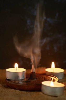 Aromatik tütsü konisi ve dumanı karanlık ve samimi bir ortamda