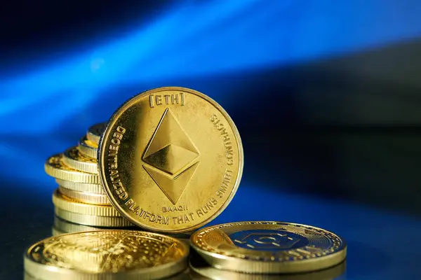 Mavi arkaplanlı Ethereum madeni paralarını vurgulayan çeşitli altın kripto birimleri