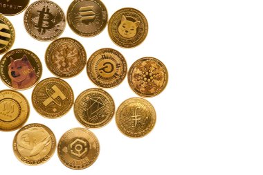 Büyük kripto para birimleri beyaz üzerine izole edilmiş ve yukarıdan izleniyor