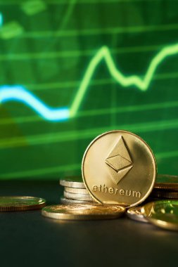 Alıntı verileri ile Ethereum altın kripto para birimi ve yeşil grafik arkaplan