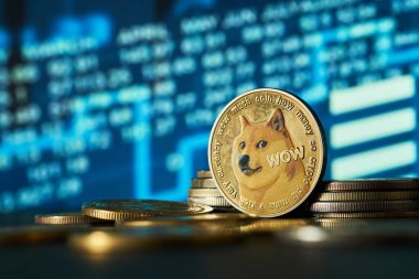 Dogecoin altın kripto para birimi ve mavi grafik arkaplanı