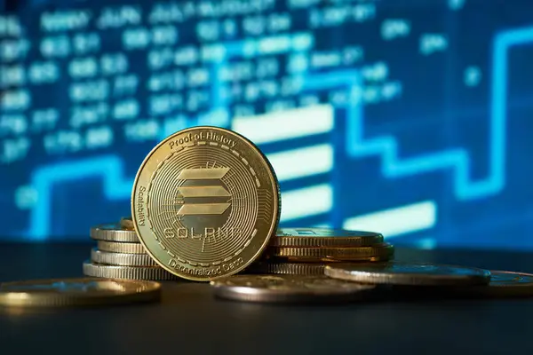 Solana altın kripto para birimi ve mavi çizelge arkaplanı