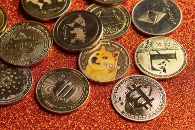 Altın Dogecoin madeni parasına ve çeşitli kripto para birimlerine yakın çekim