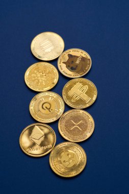 Yukarıdan mavi arkaplan ve görüntüye sahip kripto para birimlerinin çeşitliliği