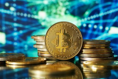 Altın bitcoin kripto para birimi ve soyut mavi grafik arkaplanı