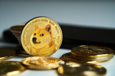Altın Dogecoin kripto para birimi çeşitli kripto para birimleri ve akıllı telefonlarla çevrili