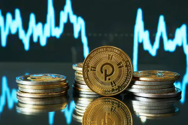 Bir yığın önünde bir Polkadot madeni para, arka planda değer dalgalanmalarını gösteren bir fiyat tablosu.