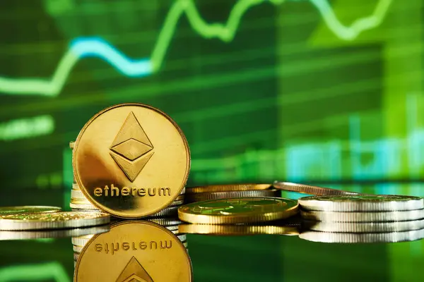 Ethereum sikkeleri piyasa dalgalanmalarını gösteren bir ticaret grafiği ile sergilenir.