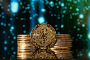 Altın Cardano kripto para birimleri ön planda renkli ve parlak dijital arka planda istiflenmiştir..