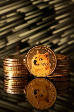 Parlak bir yüzey üzerinde belirgin bir Dogecoin sikkeleri yığını, soyut ve renkli bir arkaplan ile şifreli para temasını geliştiren.