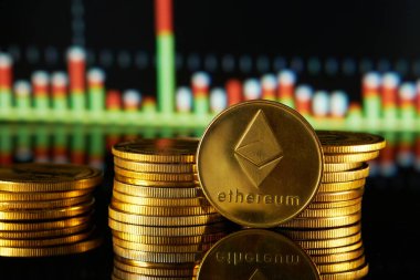 Ethereum sikkeleri piyasa dalgalanmalarını gösteren bir ticaret grafiği ile sergilenir.