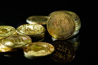Xrp kripto para birimine yakın plan. Siyah, parlak bir yüzey üzerinde daha fazla kripto para birimleriyle çevrili.