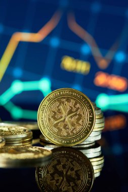 Altın renkli XRP kripto para birimi yansıtıcı bir yüzeyde istiflenmiş sikkelerle çevrili, arka planda canlı pazar eğilimi çizgileri var, dijital para birimi manzarasını gösteriyor.