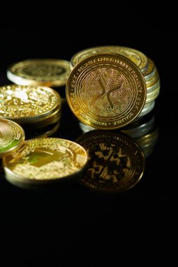 Xrp kripto para birimine yakın plan. Siyah, parlak bir yüzey üzerinde daha fazla kripto para birimleriyle çevrili.
