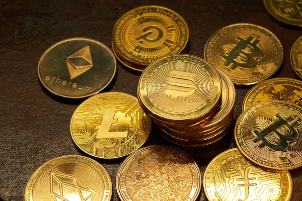 Günümüzde finans piyasasında mevcut olan çeşitli dijital para birimlerinin ve karmaşık tasarımların altını çizen çeşitli kripto para birimlerinin bir koleksiyonu karanlık bir yüzeyde bulunuyor..