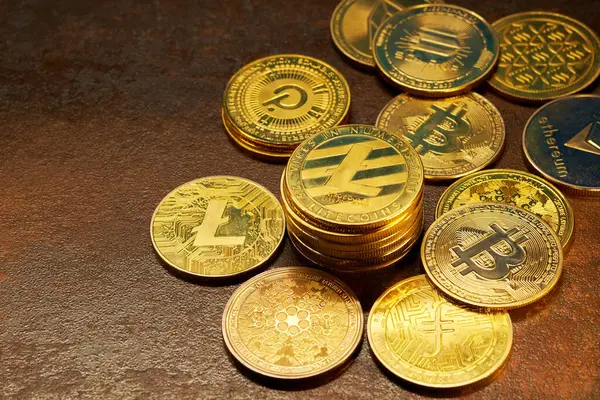 Sayısız altın renkli kripto para birimi, çeşitli dijital para birimlerini ve çevrimiçi yatırımlara artan ilgiyi temsil eden desenli ahşap bir yüzeye saçılmıştır..
