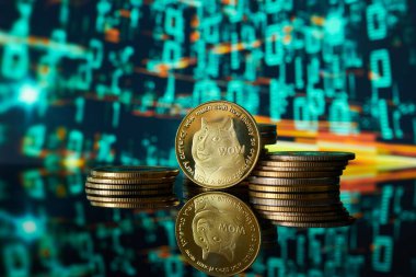 Parlak Dogecoin kripto para yığını canlı yeşil ve turuncu ikili kod dijital arkaplan.